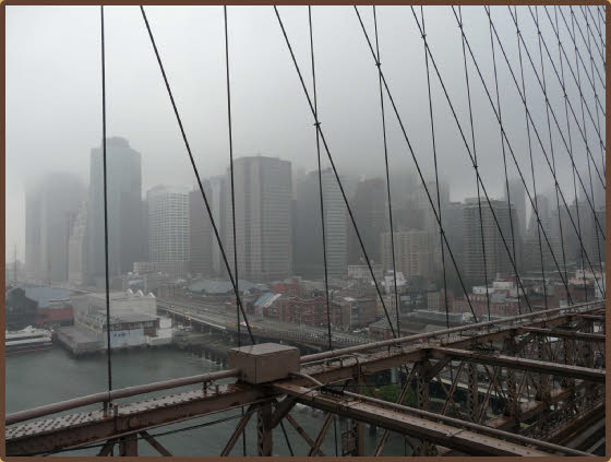 Blick auf Manhatten von der Brooklyn Bridge