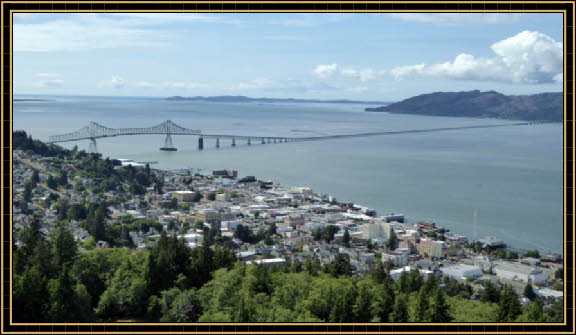 Blick vom Astoria Column auf Astoria und Astoria Megler Bridge