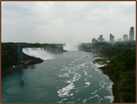 Blick auf die Niagara Falls von den Rainbow Bridge