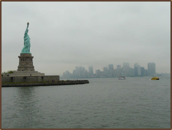 Statue of Liberty, im Hintergrund Manhatten