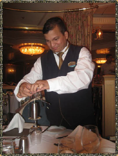 Unser Dining Room Waiter Anand Gracias