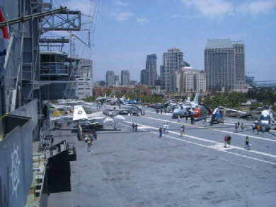 Das Deck der Midway, im Hintergrund Down Town San Diego