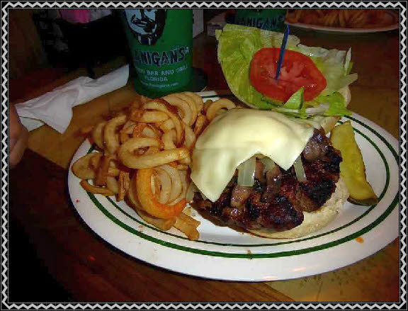Burger bei Flanigans Seafood Bar and Grill